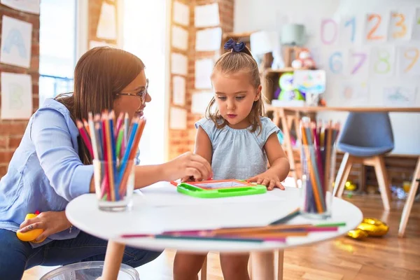 Blank Meisje Kind Spelen Leren Speelschool Met Vrouwelijke Leraar Moeder — Stockfoto