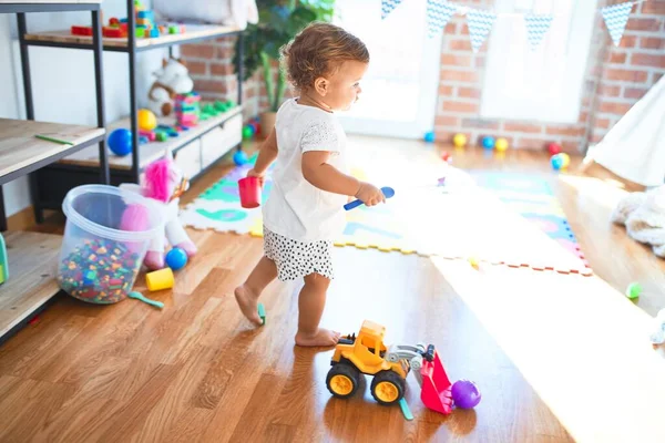 Adorável Criança Brincando Torno Muitos Brinquedos Jardim Infância — Fotografia de Stock