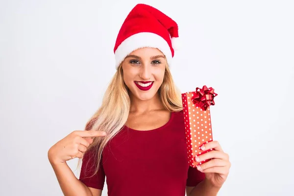 Mulher Bonita Usando Chapéu Natal Santa Segurando Presente Sobre Fundo — Fotografia de Stock