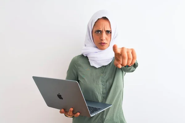 Genç Arap Kadını Tesettüre Girip Dizüstü Bilgisayar Kullanıyor Kamerayı Işaret — Stok fotoğraf
