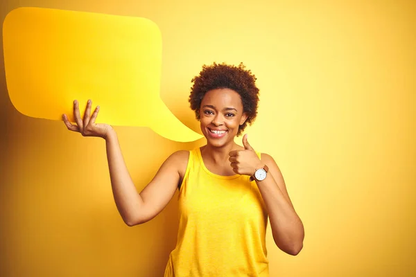 Jovem Africano Americano Mulher Segurando Fala Bolha Sobre Amarelo Isolado — Fotografia de Stock
