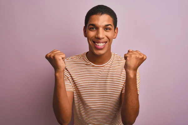 Homem Árabe Bonito Jovem Vestindo Camiseta Listrada Sobre Fundo Rosa — Fotografia de Stock