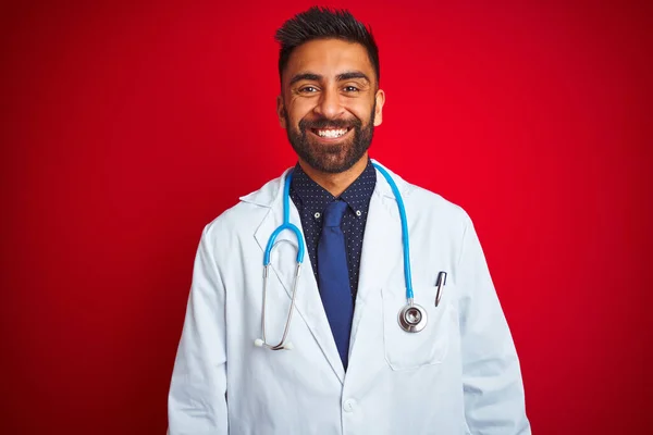 Junger Indischer Arzt Mit Stethoskop Vor Isoliertem Rotem Hintergrund Mit — Stockfoto