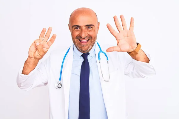 청진기를 넥타이를 중년의 의사가 자신감 행복하게 웃으면서 손가락으로 가리켰습니다 — 스톡 사진