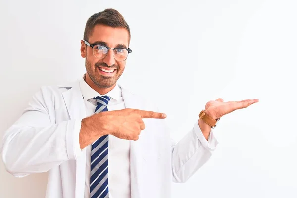 Joven Terapeuta Guapo Sobre Fondo Aislado Asombrado Sonriendo Cámara Mientras — Foto de Stock