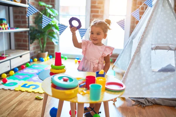 Giovane Bello Bambino Sorridente Costruzione Piramide Utilizzando Cerchi Sul Tavolo — Foto Stock