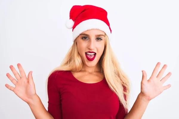 Jonge Mooie Vrouw Dragen Kerstman Hoed Geïsoleerde Witte Achtergrond Tonen — Stockfoto