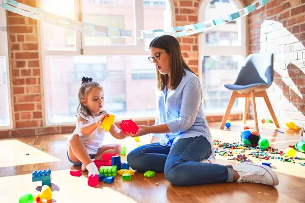 白人女孩在学校和女教师一起玩和学习 妈妈和女儿在玩具店里玩金块玩具 — 图库照片