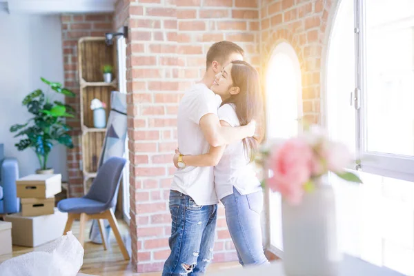 Jeune Beau Couple Câlin Nouvelle Maison Autour Des Boîtes Carton — Photo