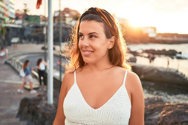 Wanita Muda Yang Cantik Berjalan Pantai Berjalan Jalan Menikmati Pemandangan — Stok Foto