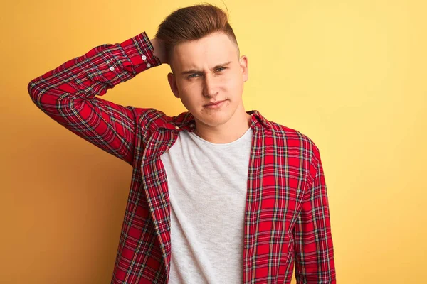 Ung Stilig Man Bär Casual Shirt Stående Över Isolerad Gul — Stockfoto