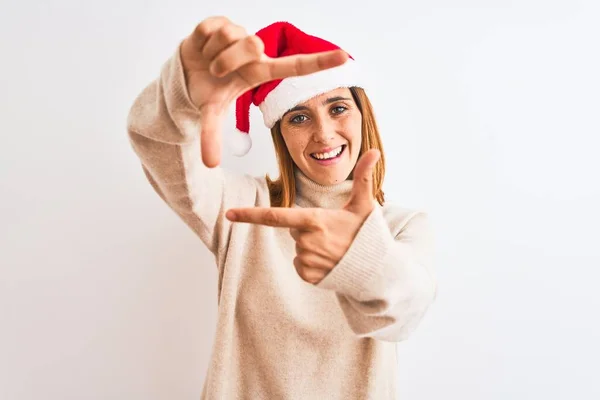 Mooie Roodharige Vrouw Draagt Kerstmuts Geïsoleerde Achtergrond Lachende Maken Frame — Stockfoto