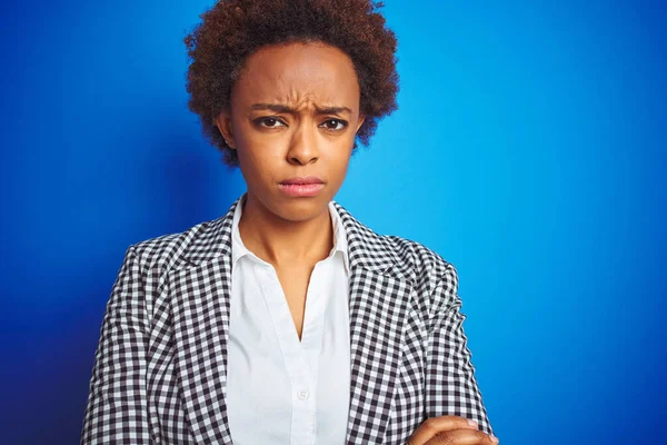 Mulher Executiva Negócios Afro Americana Sobre Fundo Azul Isolado Cético — Fotografia de Stock