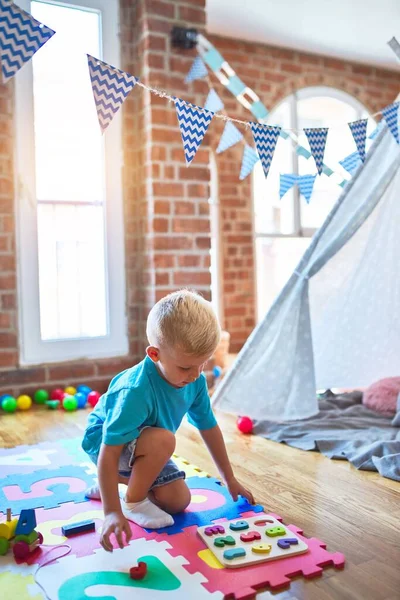 幼稚園でおもちゃで遊んでいる若い白人の子供 未成年の男の子幸せ Playroom — ストック写真