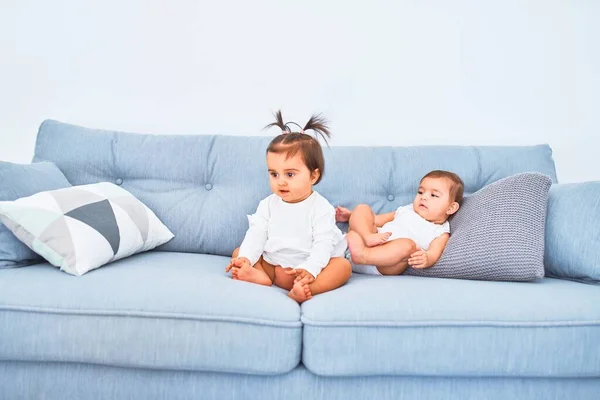 Güzel Bebek Mutlu Kızlar Ana Okulunda Kanepede Birlikte Oynuyorlar — Stok fotoğraf