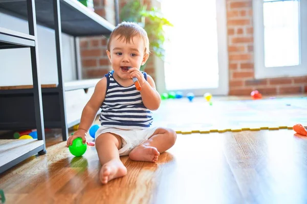 Adorable Niño Jugando Alrededor Montón Juguetes Jardín Infantes — Foto de Stock