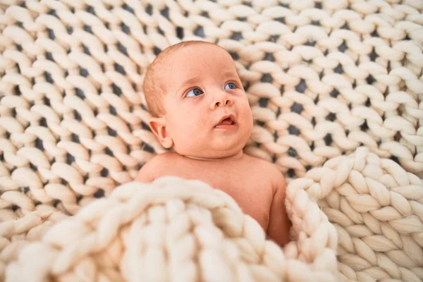 Förtjusande Bebis Liggande Soffan Över Filten Hemma Nyfödd Avkopplande Och — Stockfoto