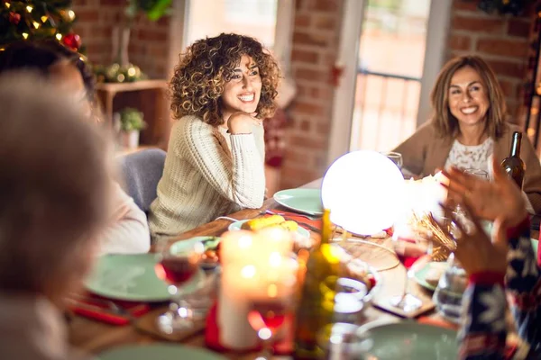 一群漂亮的女人开心而自信地微笑着 在家里吃烤火鸡庆祝圣诞节 — 图库照片