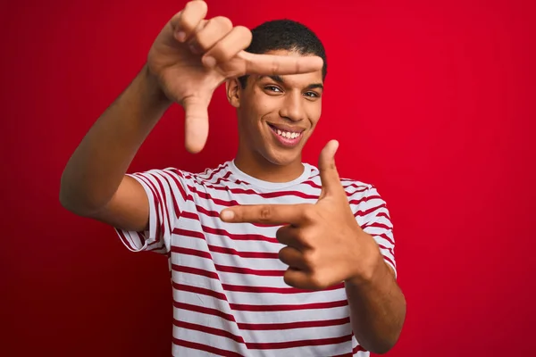 Homem Árabe Bonito Jovem Vestindo Shirt Listrada Sobre Fundo Vermelho — Fotografia de Stock