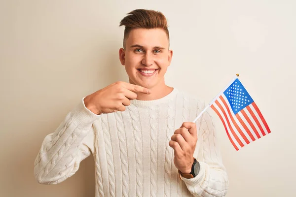 Ung Stilig Man Som Håller Usa Flagga Över Isolerad Vit — Stockfoto