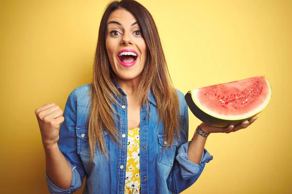 Ung Vacker Kvinna Äter Färska Friska Vattenmelon Skiva Över Gul — Stockfoto