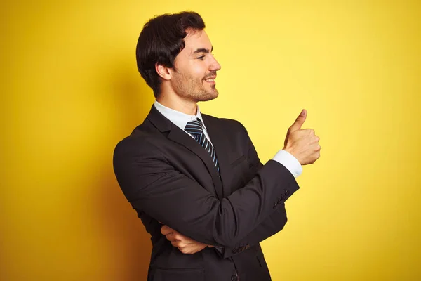 Joven Hombre Negocios Guapo Usando Traje Corbata Pie Sobre Fondo —  Fotos de Stock