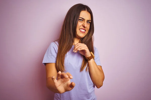 Junge Schöne Frau Lässigem Shirt Steht Über Isoliertem Rosa Hintergrund — Stockfoto