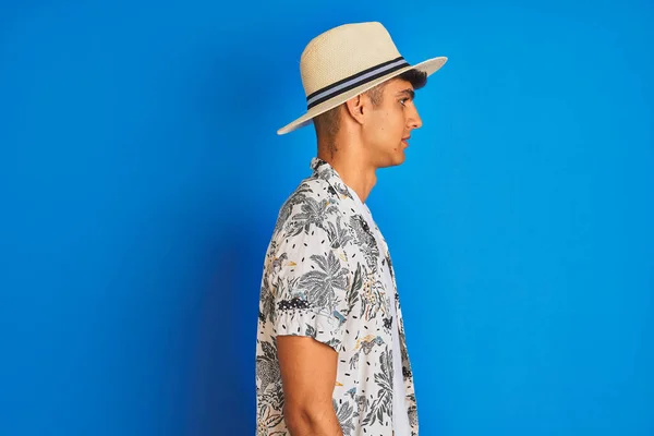 하와이 셔츠를 모자를 휴가를 보내고 감넘치는 미소로 얼굴을 긴장을 — 스톡 사진