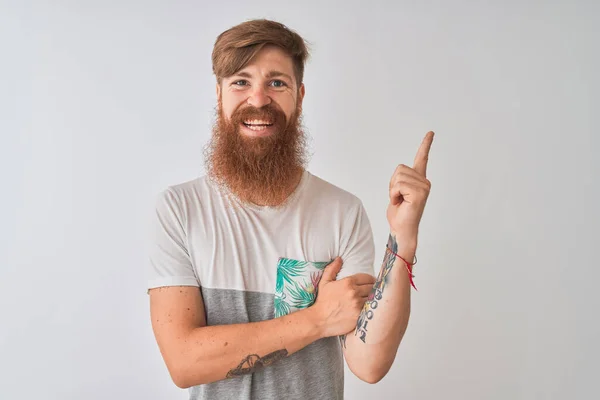 Jonge Roodharige Ierse Man Met Een Shirt Een Geïsoleerde Witte — Stockfoto