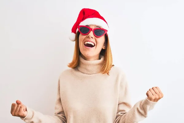 Belle Femme Rousse Portant Chapeau Noël Des Lunettes Soleil Rouges — Photo