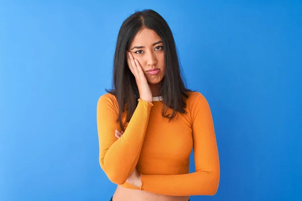 Jonge Mooie Chinese Vrouw Dragen Oranje Shirt Staan Geïsoleerde Blauwe — Stockfoto