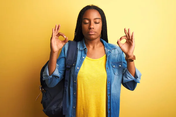 Afro Amerikaanse Student Vrouw Dragen Rugzak Staan Geïsoleerde Gele Achtergrond — Stockfoto