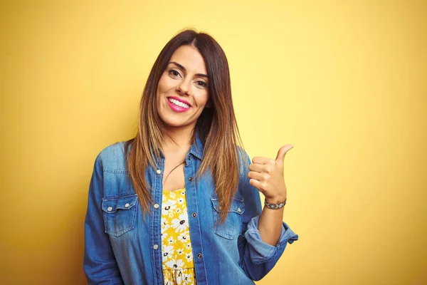 Jonge Mooie Vrouw Staan Geel Geïsoleerde Achtergrond Glimlachen Met Gelukkig — Stockfoto