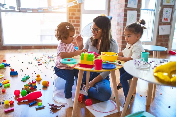 Junge Schöne Lehrerin Und Kleinkinder Spielen Auf Dem Tisch Mit — Stockfoto