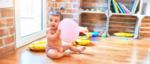 Bela Criança Feliz Jardim Infância Torno Brinquedos Coloridos — Fotografia de Stock