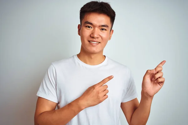 Joven Asiático Chino Hombre Vistiendo Camiseta Pie Sobre Aislado Fondo —  Fotos de Stock