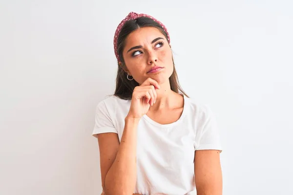 Mujer Hermosa Joven Con Camiseta Casual Diadema Sobre Fondo Blanco — Foto de Stock