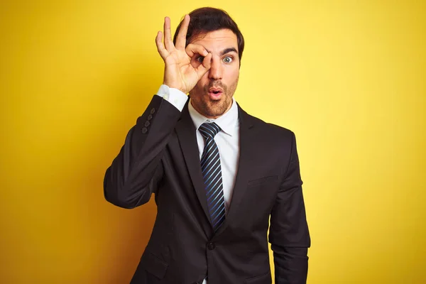 Joven Hombre Negocios Guapo Vistiendo Traje Corbata Pie Sobre Fondo — Foto de Stock