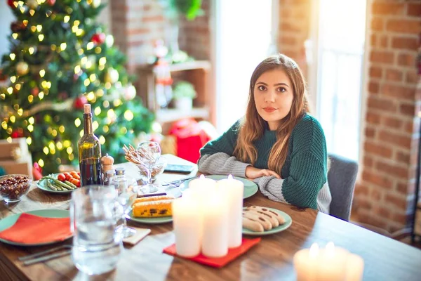 Jonge Mooie Vrouw Zit Eten Rond Kerstboom Thuis Met Serieuze — Stockfoto