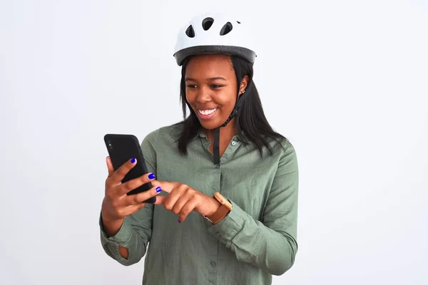 Jovem Afro Americana Vestindo Moto Helment Usando Smartphone Com Rosto — Fotografia de Stock