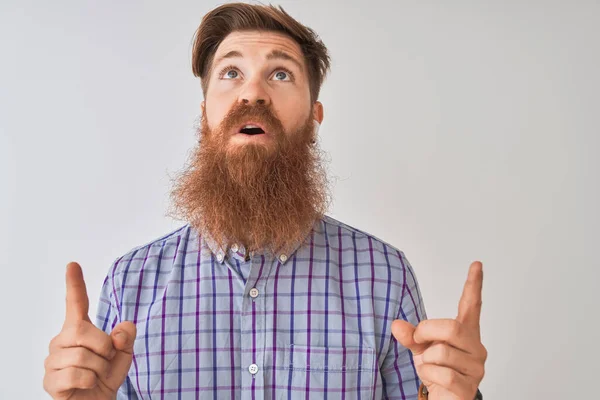 Redhead Irish Man Listening Music Using Wireless Earphones Isolated White — Stock Photo, Image