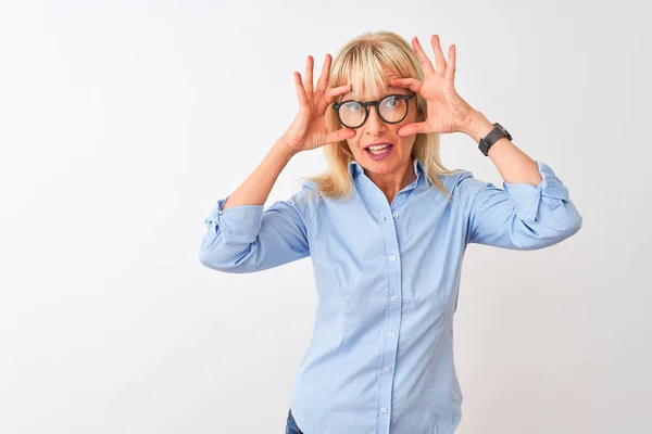 Donna Affari Mezza Età Indossa Camicia Elegante Occhiali Sfondo Bianco — Foto Stock