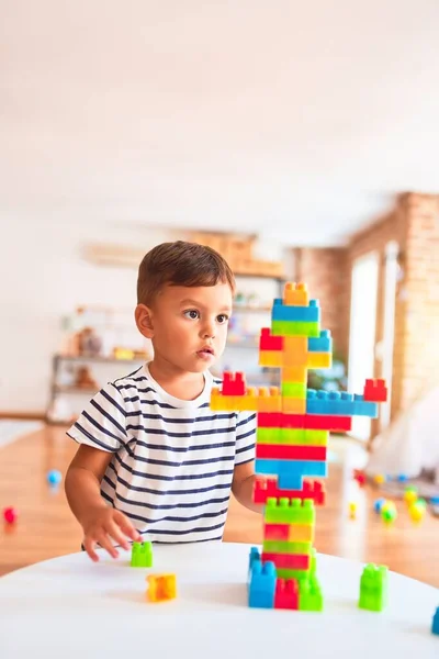 Schöner Kleinkind Junge Spielt Kindergarten Mit Bauklötzen — Stockfoto