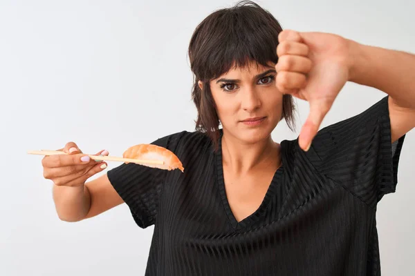 Hermosa Mujer Comiendo Salmón Nigiri Sushi Usando Palillos Sobre Fondo — Foto de Stock