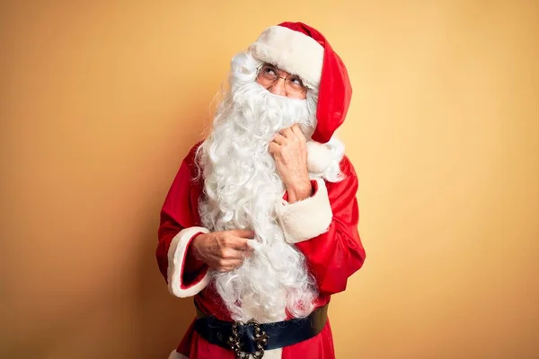 Homem Bonito Meia Idade Vestindo Traje Papai Noel Sobre Fundo — Fotografia de Stock