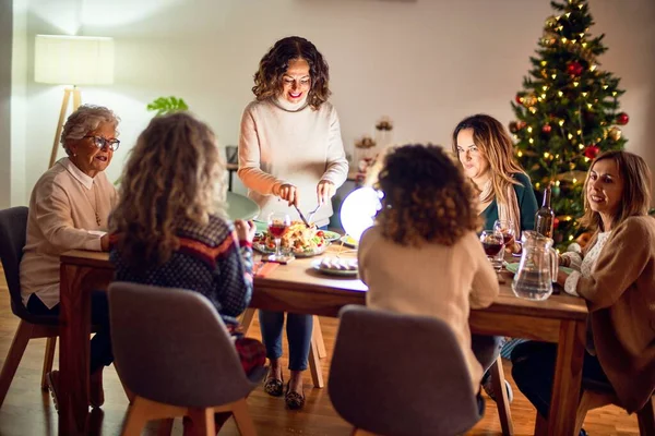 Bellissimo Gruppo Donne Sorridenti Felici Fiduciosi Intaglio Tacchino Arrosto Che — Foto Stock