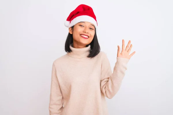 Jovem Mulher Chinesa Bonita Vestindo Chapéu Natal Santa Sobre Fundo — Fotografia de Stock