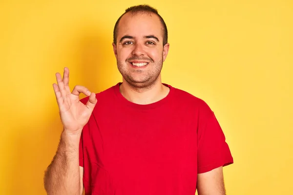 Hombre Joven Con Camiseta Casual Roja Pie Sobre Fondo Amarillo —  Fotos de Stock