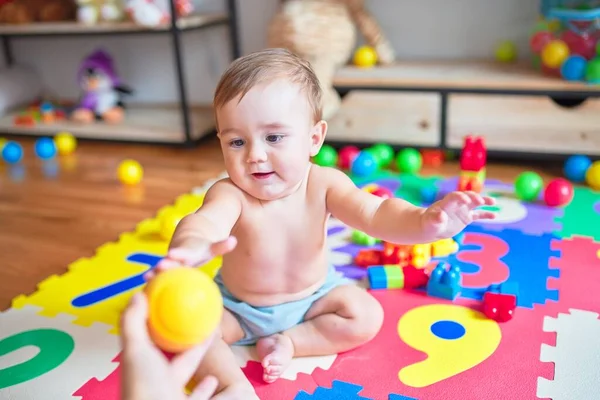 Schönes Kleinkind Sitzt Kindergarten Auf Puzzle Teppich Und Spielt Mit — Stockfoto