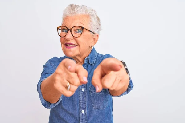 Senior Mujer Pelo Gris Con Camisa Mezclilla Gafas Sobre Fondo — Foto de Stock